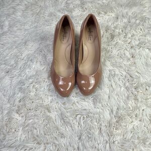 Clarks Adriel Viola Praline Patent Nude
High Heels size 7M
